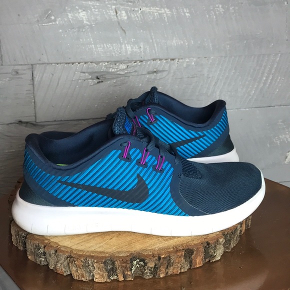 Nike Shoes - Nike Free Run Commuters